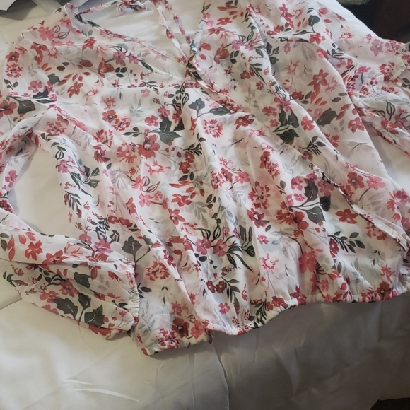 🧡1 LG left Price DROP🧡New Floral flowy wrap top - Picture 8 of 9